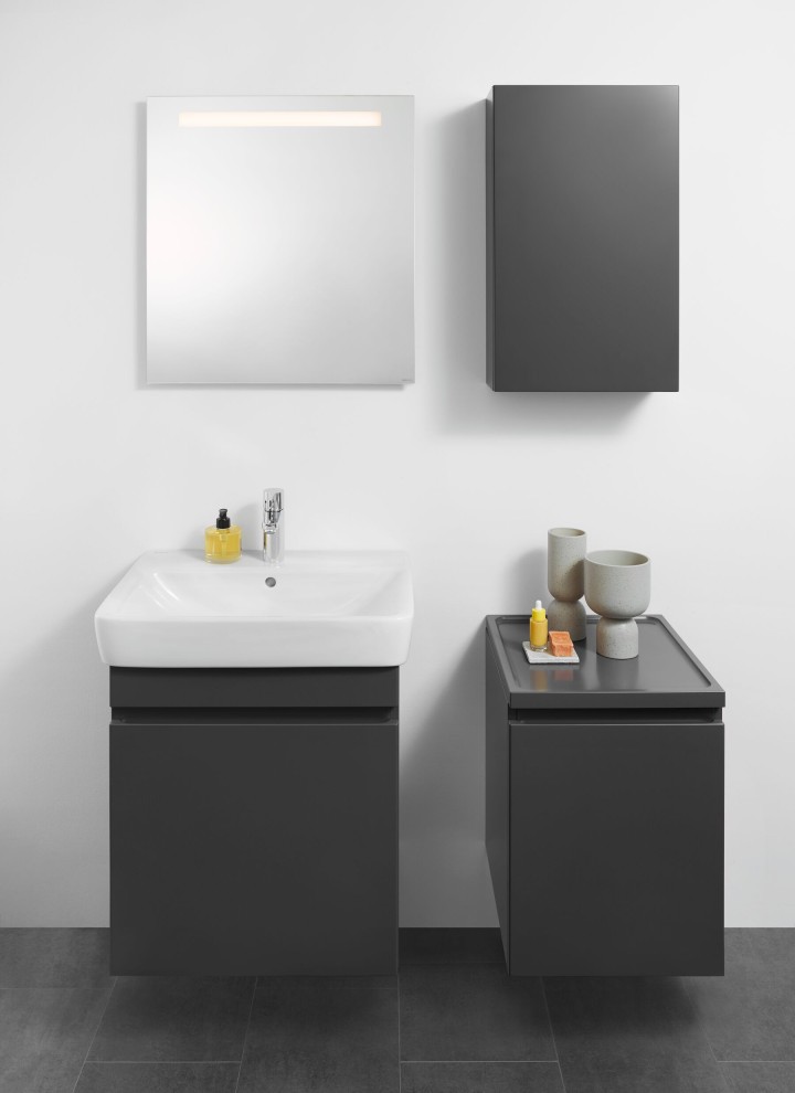 Option Basic spiegel 60 cm gecombineerd met de Renova badkamerserie (© Geberit)