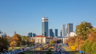 Varso Place met zijn 310 meter hoge toren torent uit over heel Warschau (© Aaron Hargreaves/Foster + Partners)