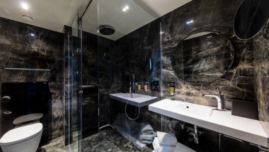 Salle de bains avec wc-douche AquaClean au Hotel Harmon House