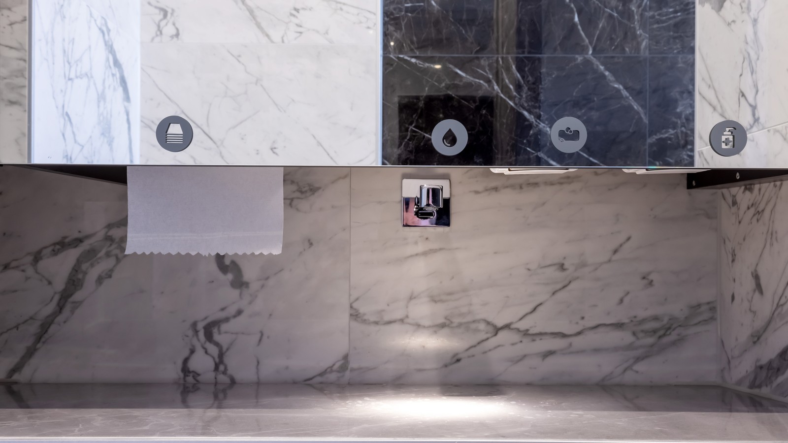 Une construction sophistiquée : Derrière le carrelage grand format du lavabo, le caniveau de douche Geberit CleanLine20 assure l'évacuation de l'eau (© Opernhaus Chemnitz / Nasser Hashemi) Une construction sophistiquée : Derrière le carrelage grand format du lavabo, le caniveau de douche Geberit CleanLine20 assure l'évacuation de l'eau (© Opernhaus Chemnitz / Nasser Hashemi)