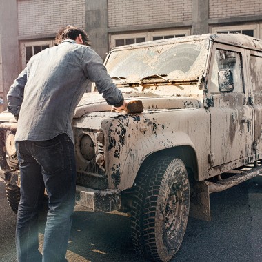 Man maakt een vuile auto schoon