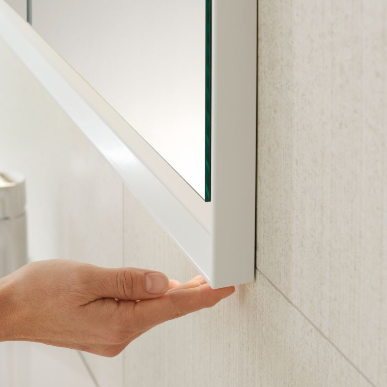 Utilisation simple de l'armoire à miroir Geberit ONE Utilisation simple de l'armoire à miroir Geberit ONE