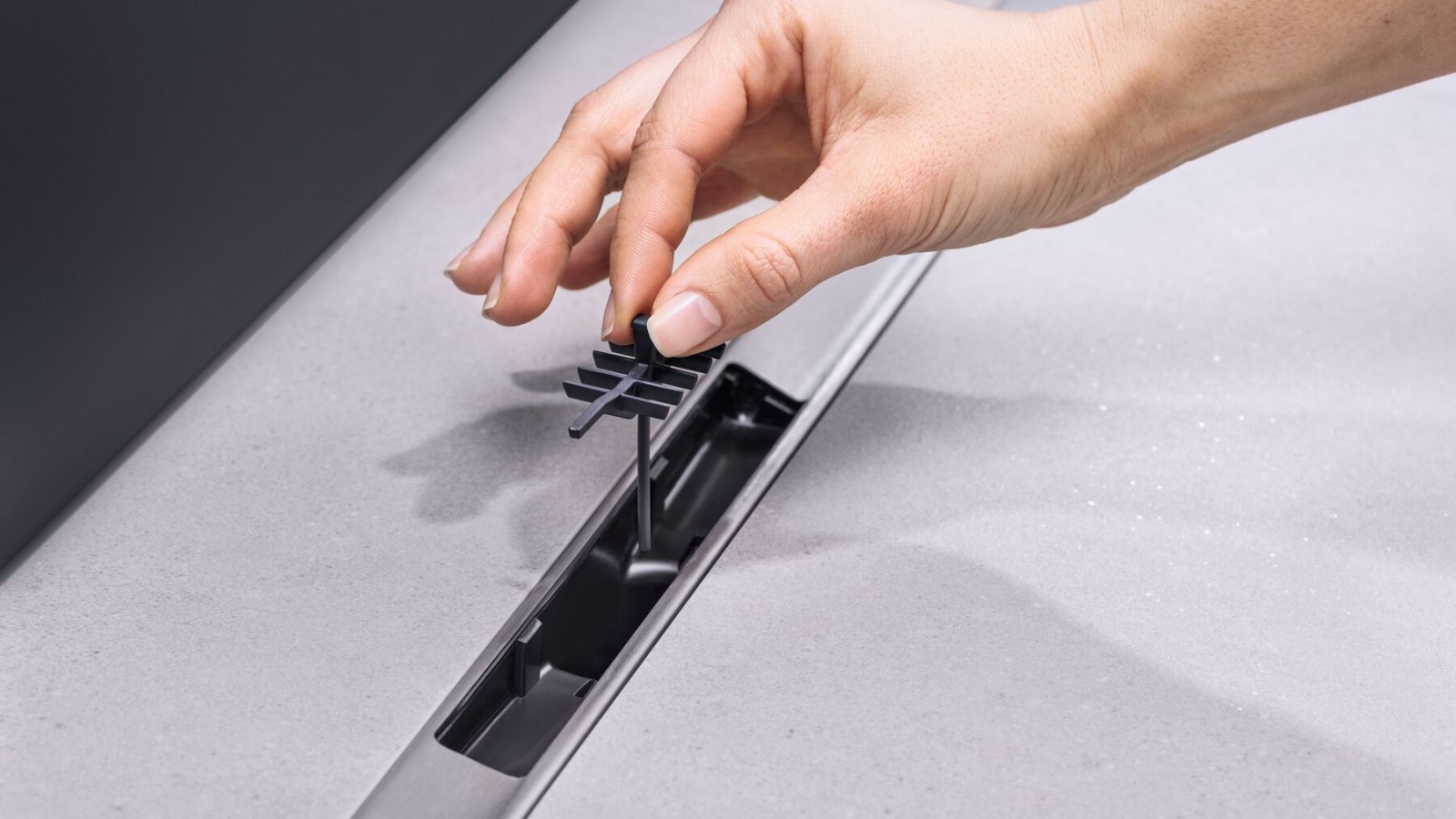 Haarvanger in de Geberit CleanLine50 douchegoot Haarvanger in de Geberit CleanLine50 douchegoot