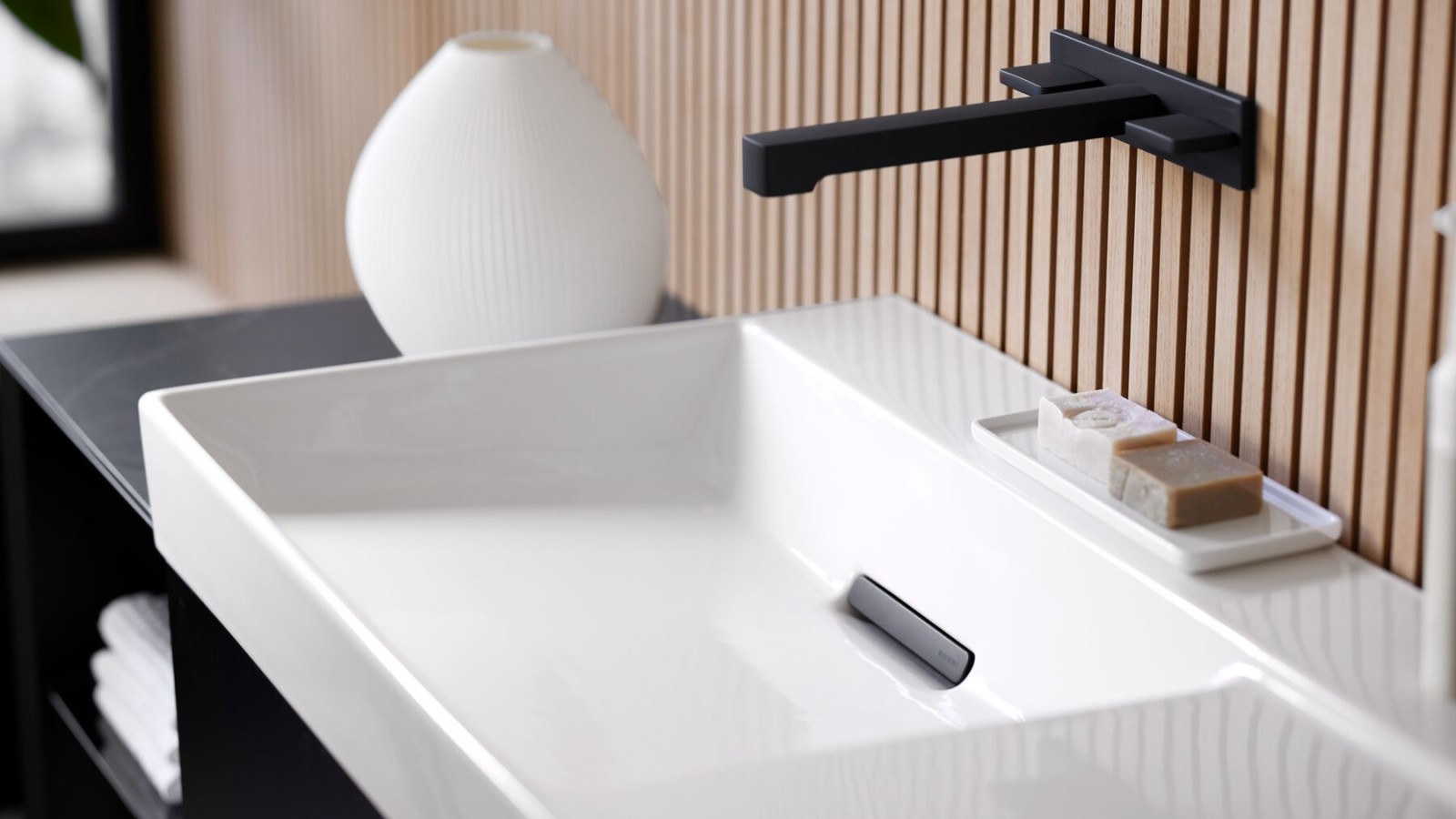Wastafel met zwarte kranen, badkamermeubilair en accessoires Wastafel met zwarte kranen, badkamermeubilair en accessoires