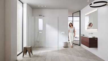 Geberit ONE badkamer met witte, sanitaire keramiek en badkamermeubilair (© Geberit)