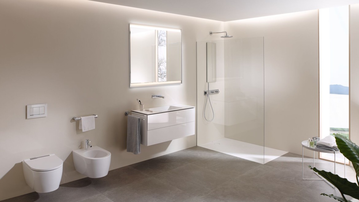 Grande salle de bains avec WC-douche Geberit AquaClean Mera, meubles et céramiques sanitaires (© Geberit)