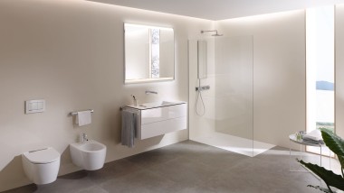 Een kijkje in een grote badkamer met Geberit AquaClean Mera douche-wc, badkamermeubilair en badkamerkeramiek (© Geberit)