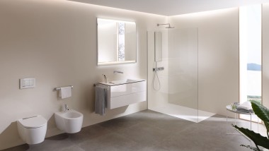 Grande salle de bains avec WC-douche Geberit AquaClean Mera, meubles et céramiques sanitaires (© Geberit)