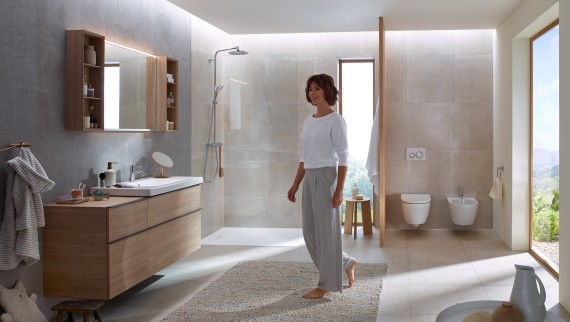 Femme dans une salle de bains de la série de salles de bains Geberit iCon