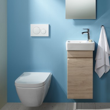 Een hang-wc Renova Plan en een wastafel zijn bevestigd aan een lichtblauwe muur