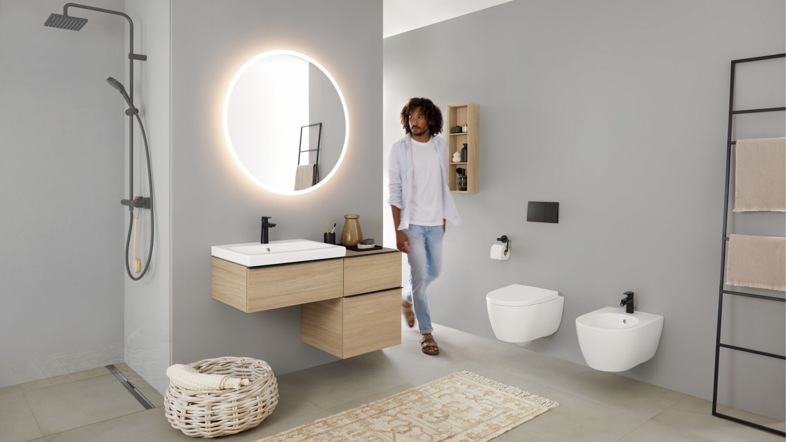 Une salle de bains avec l'espace douche dans la niche Une salle de bains avec l'espace douche dans la niche