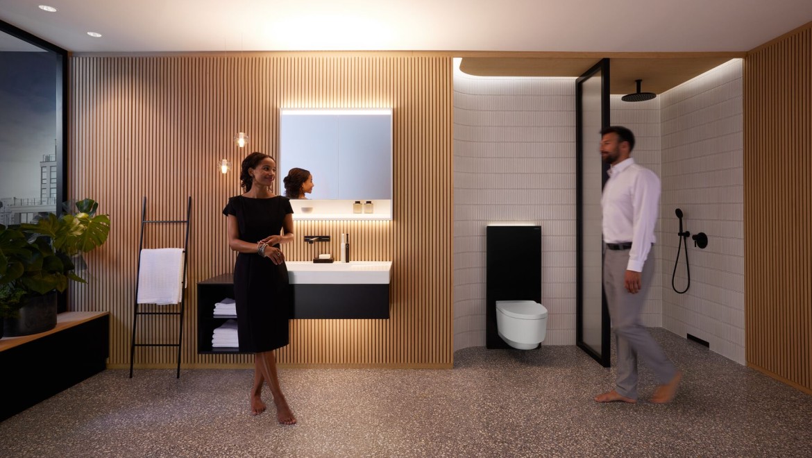 Man en vrouw in perfect verlichte badkamer met Geberit ONE producten