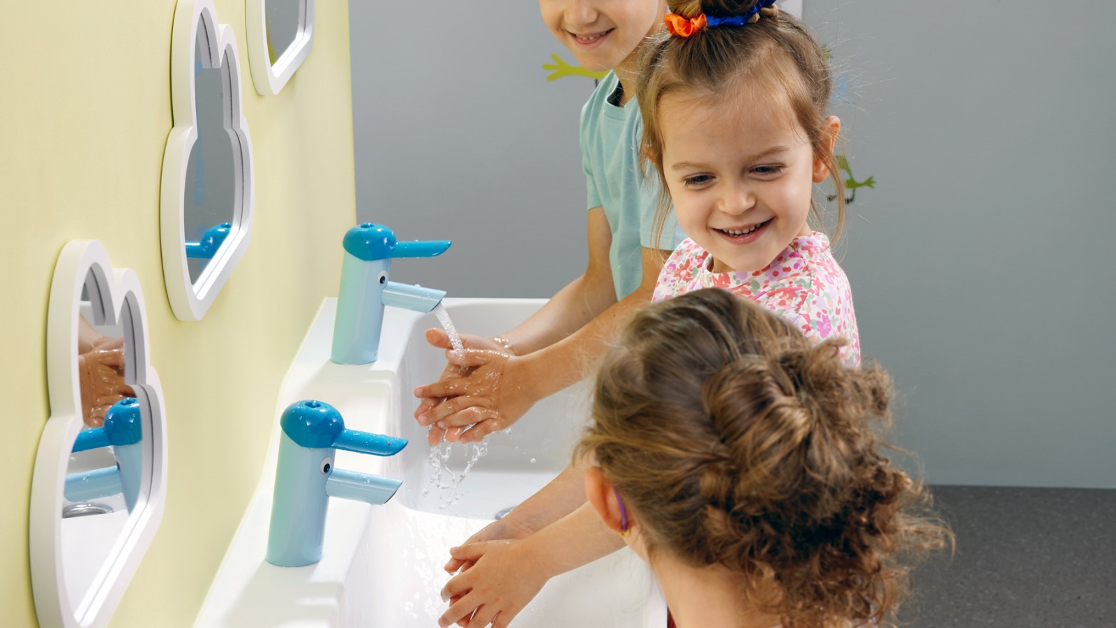 Kinderen spelen in een Geberit Bambini speel- en wasruimte Kinderen spelen in een Geberit Bambini speel- en wasruimte