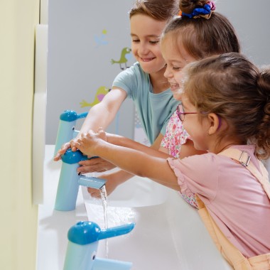 Les enfants jouent dans l'espace de jeux et de lavage Geberit Bambini