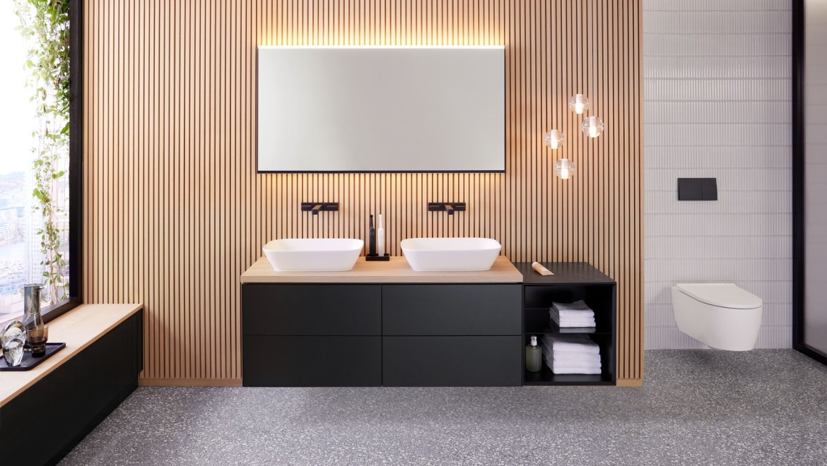 Geberit ONE gecombineerd met een Geberit Option Plus Square 135 cm in zwart mat (© Geberit)