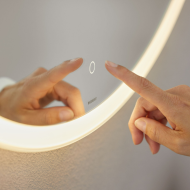 Handbediende aanraak-sensorschakelaar op Geberit Option Round spiegel (© Geberit)