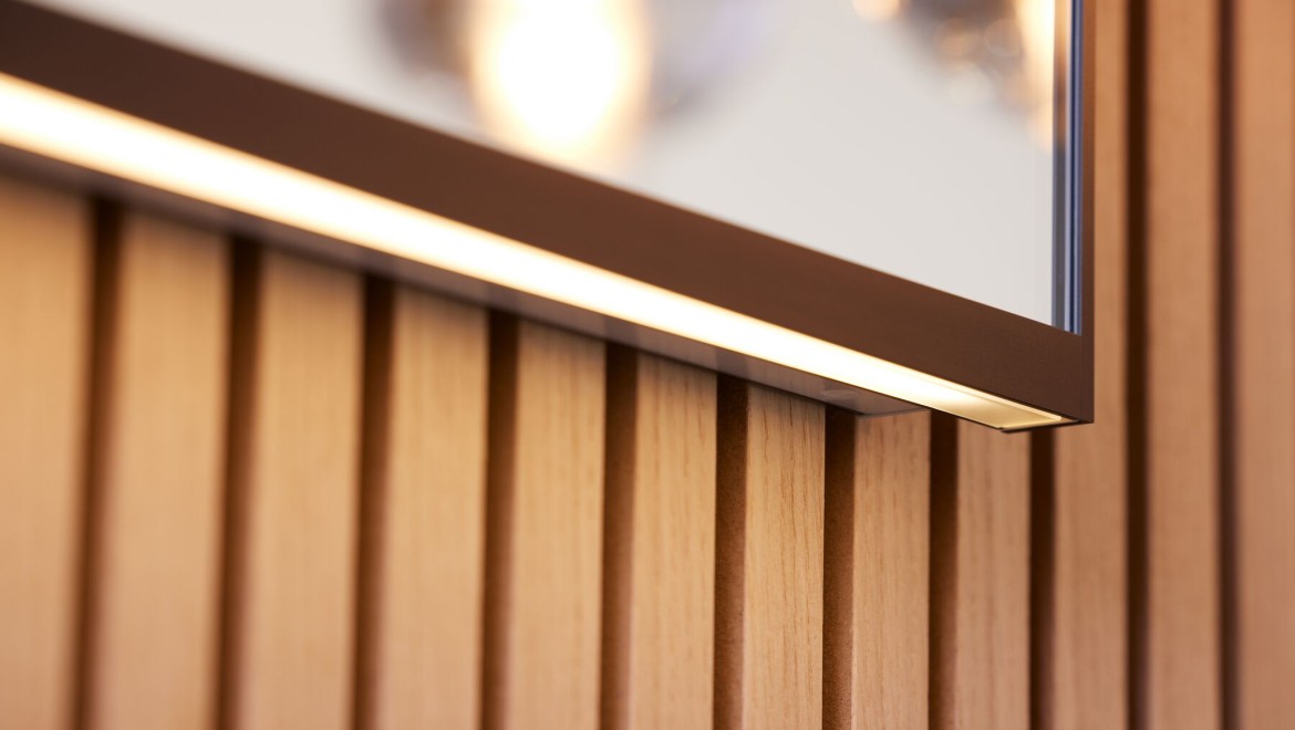 Geberit Option Plus Square 135 cm in zwart mat met indirecte lichtstrip (© Geberit)