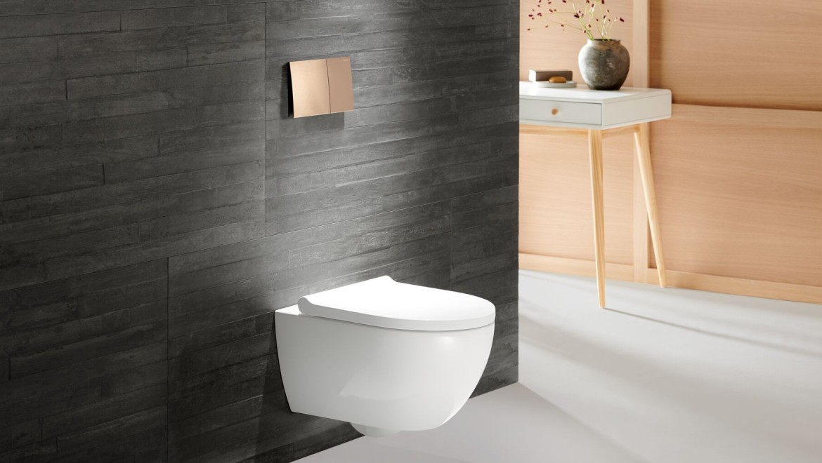 Geberit Acanto-toilet met Geberit Sigma70-spoelplaat in roségoud