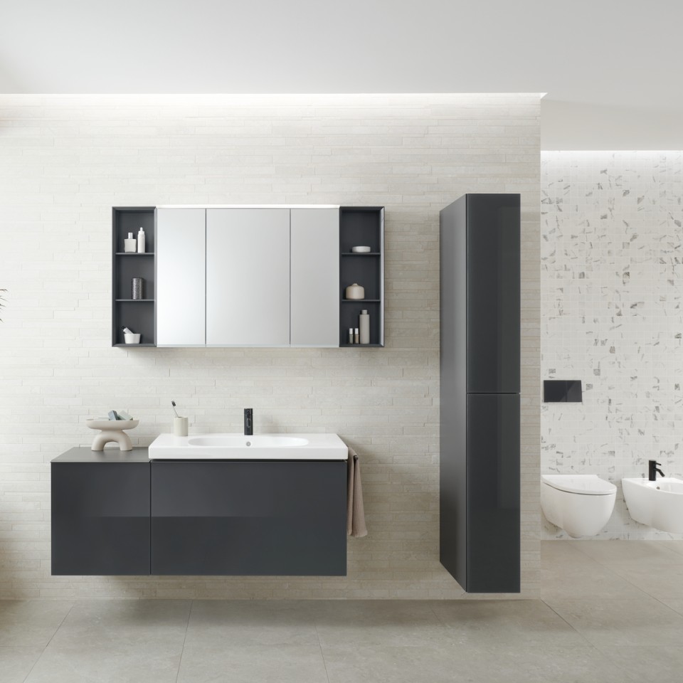 Geberit Acanto Badezimmer mit Waschtisch, Badmöbeln, WC und Badewanne
