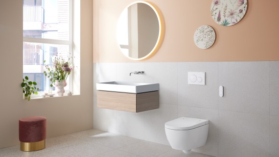 Badkamer met Geberit AquaClean Alba douche-wc en Geberit Option lichtspiegel Badkamer met Geberit AquaClean Alba douche-wc en Geberit Option lichtspiegel