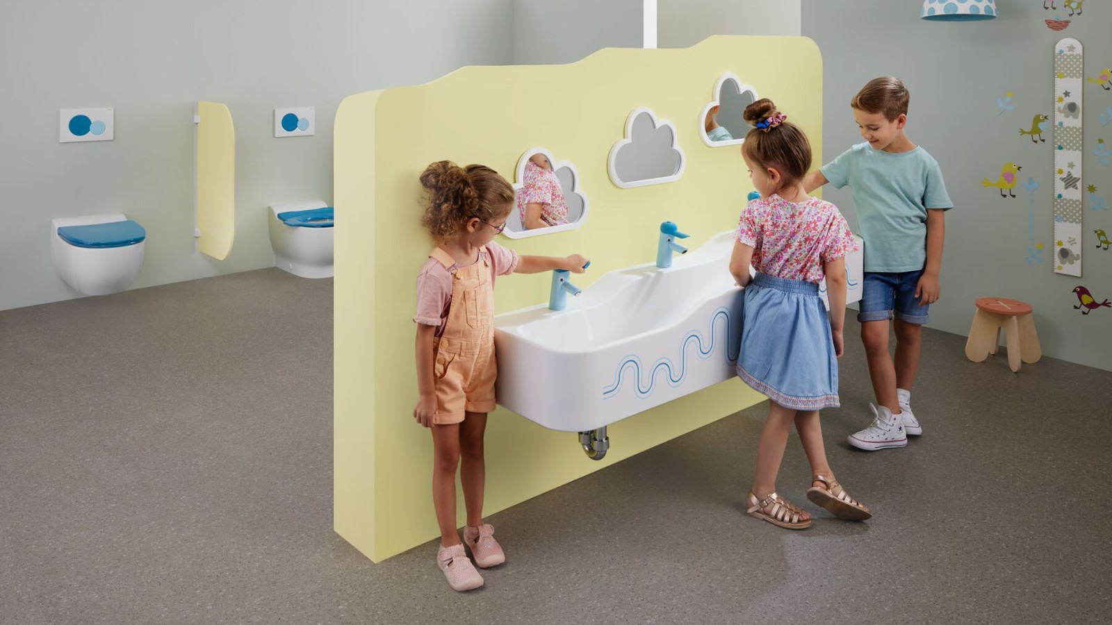 Kinderen spelen in een sanitaire ruimte met Geberit Bambini Kinderen spelen in een sanitaire ruimte met Geberit Bambini