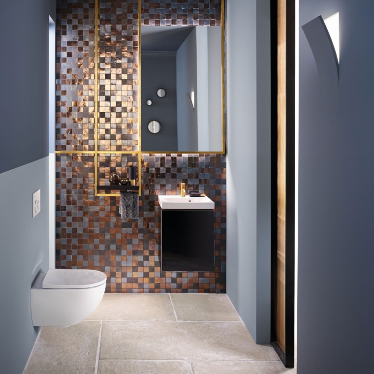 Blik in een moderne gasten-wc met een Acanto wc en een Acanto wastafel tegen een achterwand van mozaïek Blik in een moderne gasten-wc met een Acanto wc en een Acanto wastafel tegen een achterwand van mozaïek