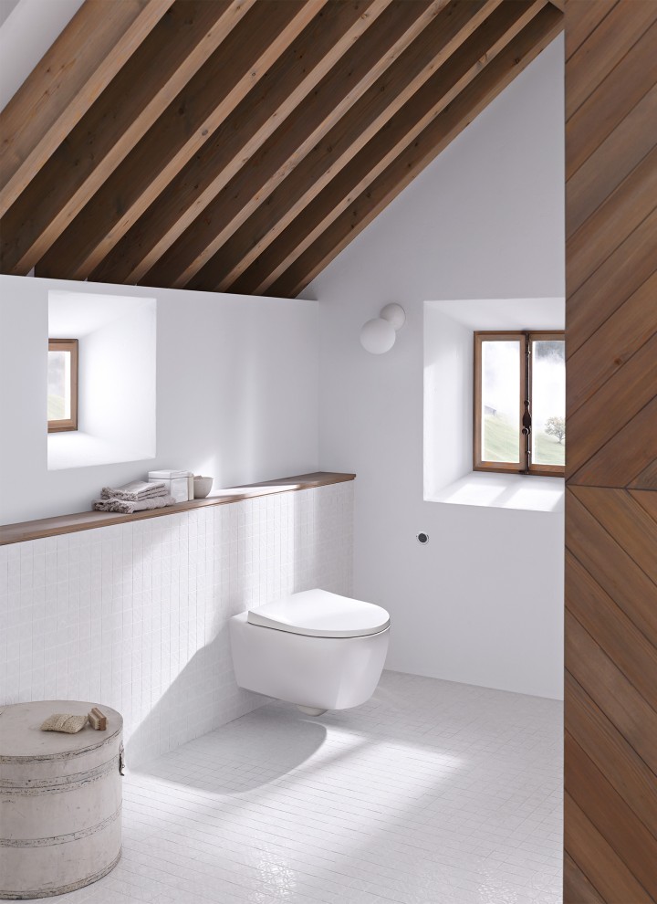Badkamer met een schuin plafond