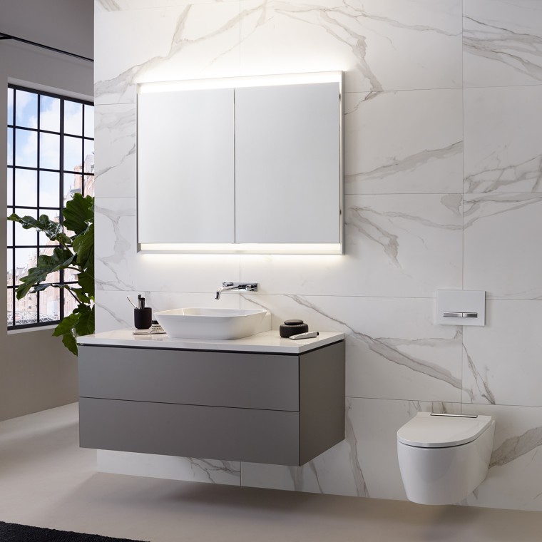 Wand met marmeren tegels, Geberit ONE wastafel en spiegelkast met ComfortLight Wand met marmeren tegels, Geberit ONE wastafel en spiegelkast met ComfortLight