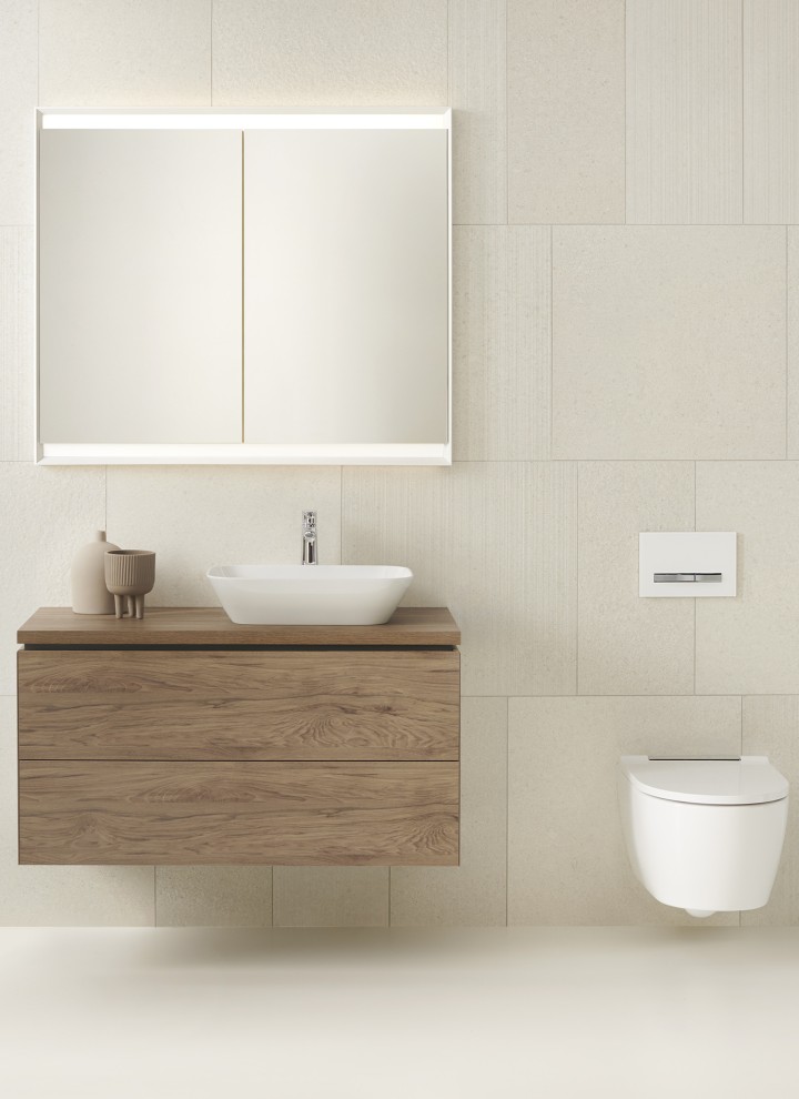 Lavabo à poser Geberit ONE et sous-meuble en noyer hickory, avec WC (© Geberit)