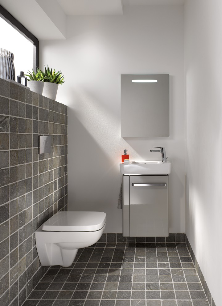 Salle de bains aménagée de manière peu encombrante avec meuble lavabo Renova Compact