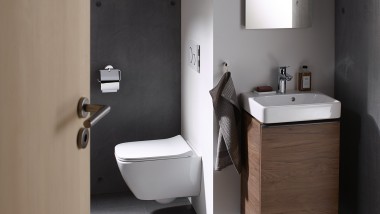 Kleine badkamer met wastafel uit de Geberit Smyle badkamerserie en een Geberit Option spiegel