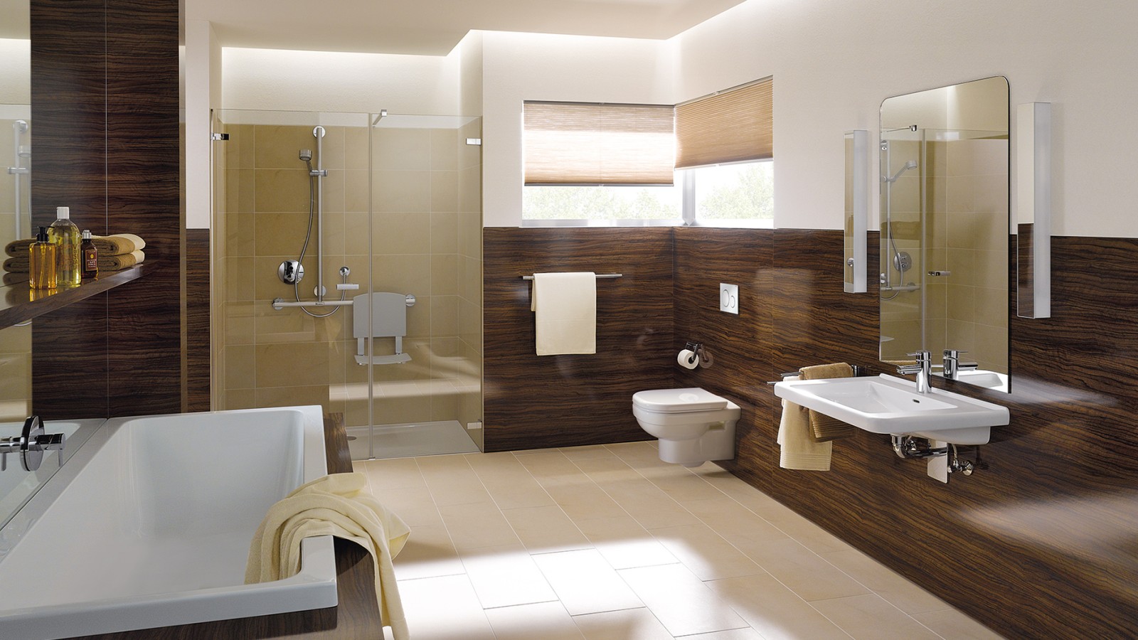 Salle de bains sans barrières avec lavabo, WC et douche au niveau du sol Salle de bains sans barrières avec lavabo, WC et douche au niveau du sol