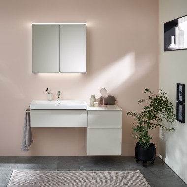 Lavabo double de la série de salles de bains Geberit Renova Plan avec armoire de toilette Option Plus
