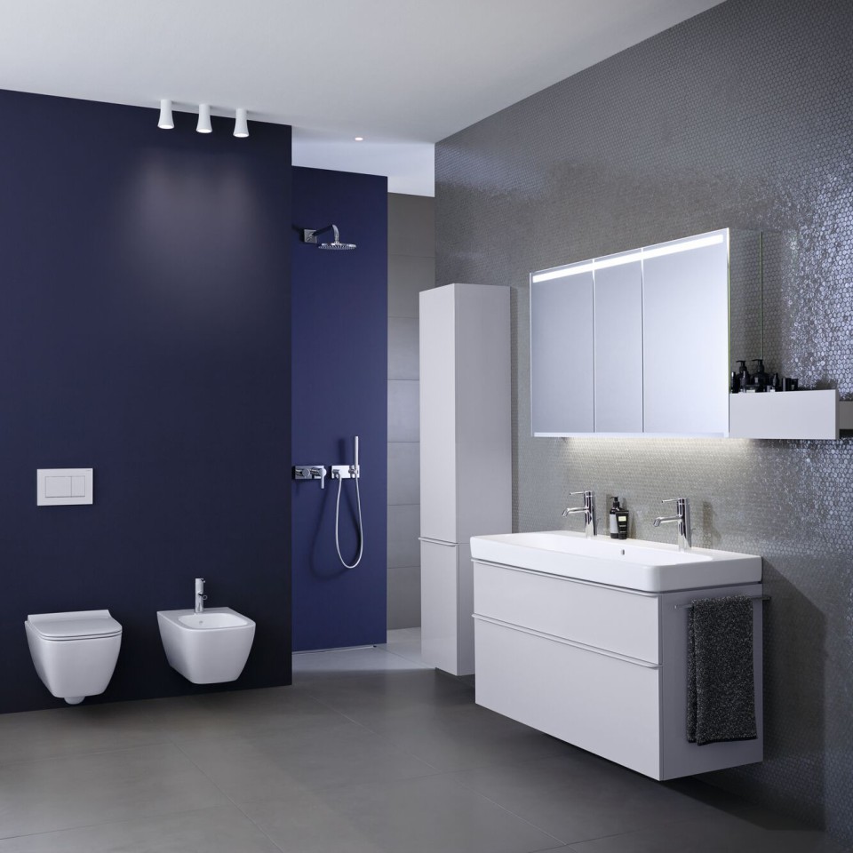 Salle de bains avec toilette Geberit Smyle et lavabo