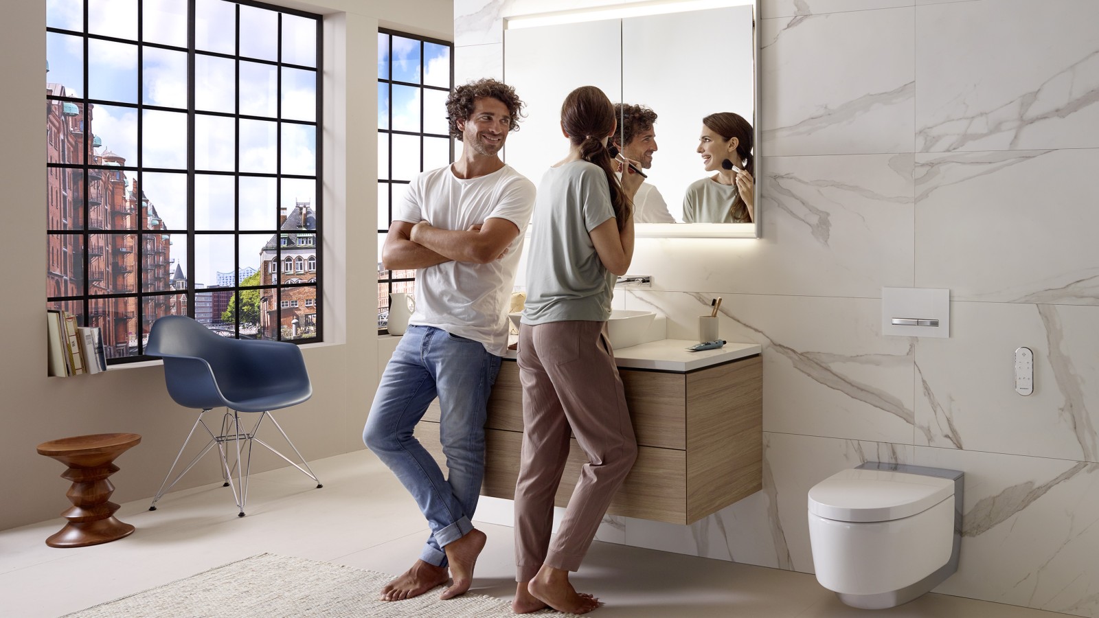 Matin ou soir, le miroir ComfortLight de Geberit offre des conditions d'éclairage parfaites à tout moment. Matin ou soir, le miroir ComfortLight de Geberit offre des conditions d'éclairage parfaites à tout moment.