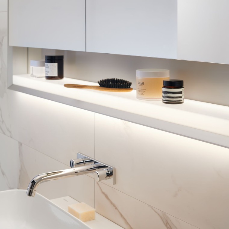 Geberit ONE armoire de toilette avec ComfortLight et étagère sous le miroir Geberit ONE armoire de toilette avec ComfortLight et étagère sous le miroir