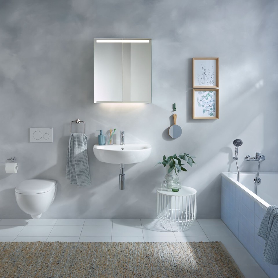 Salle de bains Geberit Renova avec lavabos, miroir, baignoire et meubles