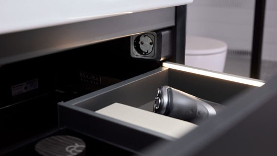 Tiroir Geberit ONE avec bandes lumineuses et élément de prise électrique