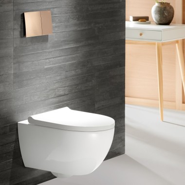 Geberit WC Acanto avec plaque de déclenchement Sigma70 en rose or