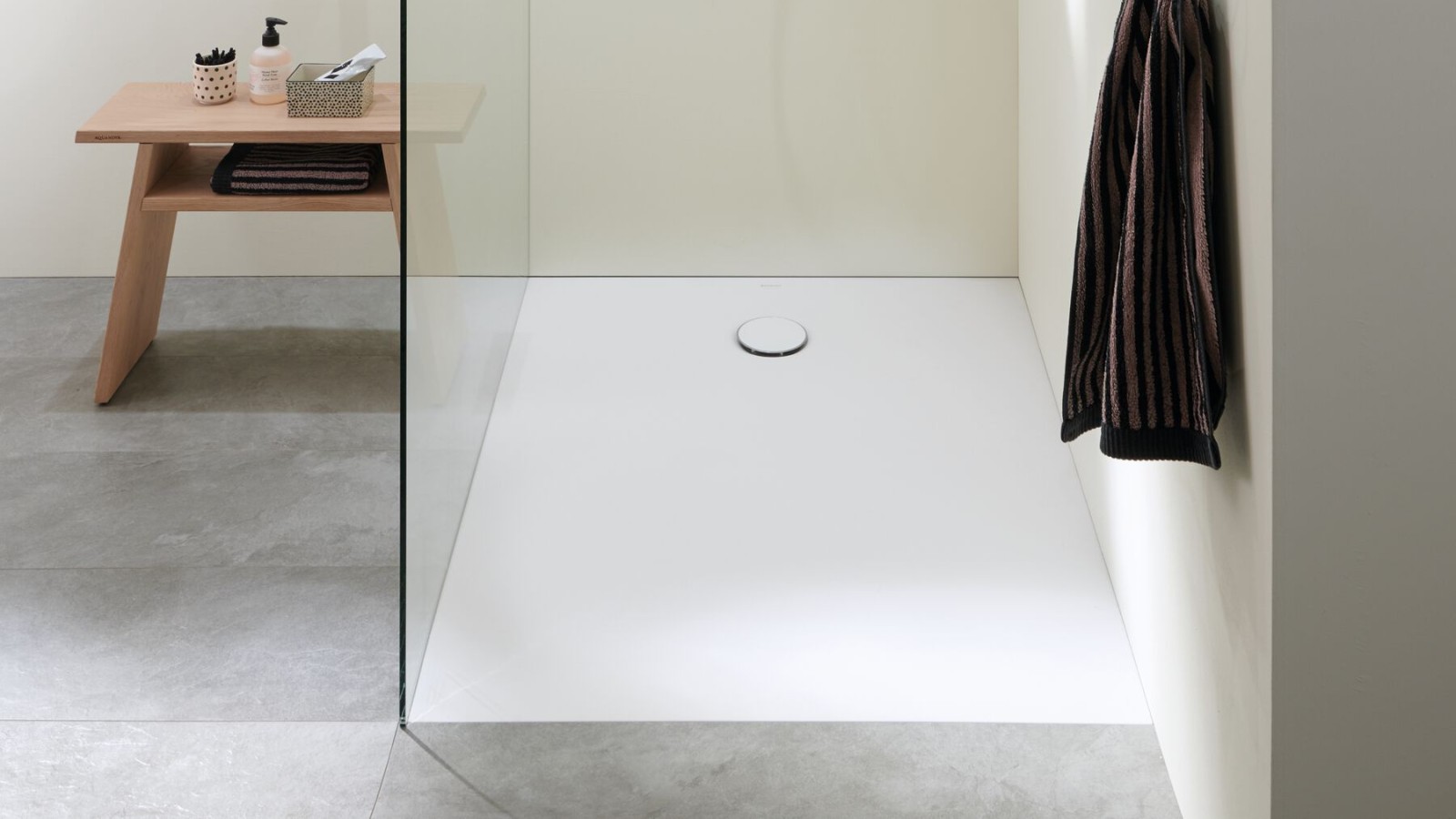 Een walk-in-douche in een kleine badkamer Een walk-in-douche in een kleine badkamer