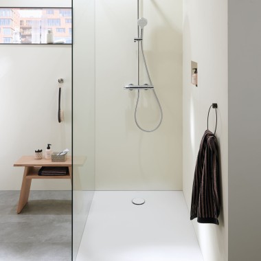 Une douche walk-in dans une petite salle de bains