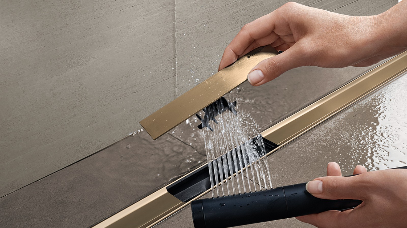 Geberit CleanLine vergemakkelijkt de service in de douche (© Geberit) Geberit CleanLine vergemakkelijkt de service in de douche (© Geberit)