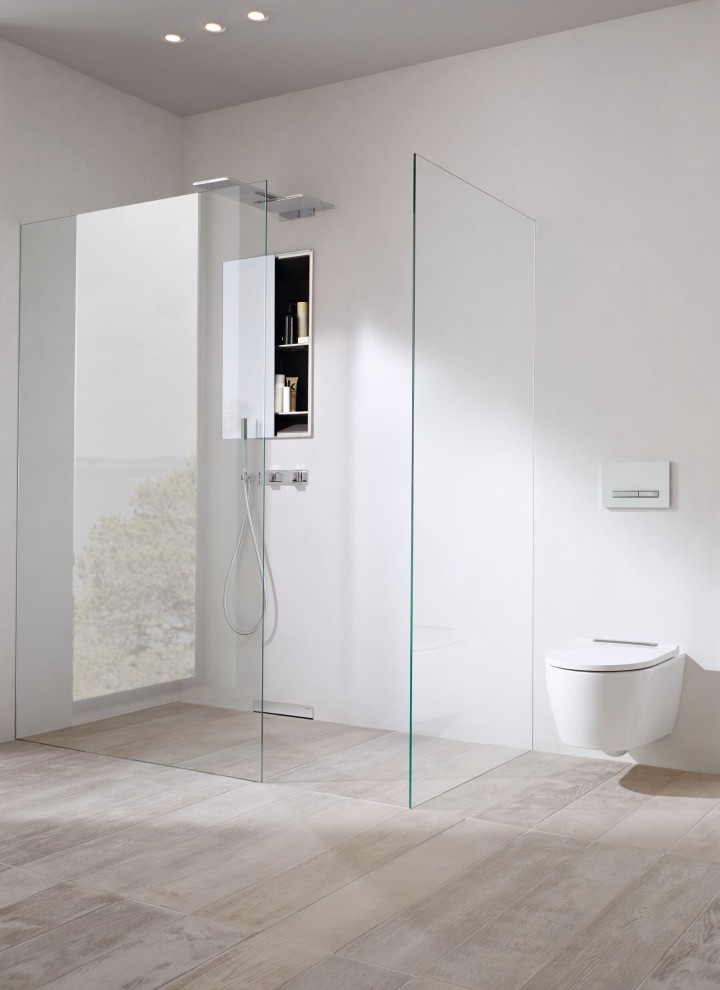 La paroi de douche à l'italienne Geberit ONE est ancrée dans la cloison sans raccords visibles et est donc particulièrement facile à nettoyer.