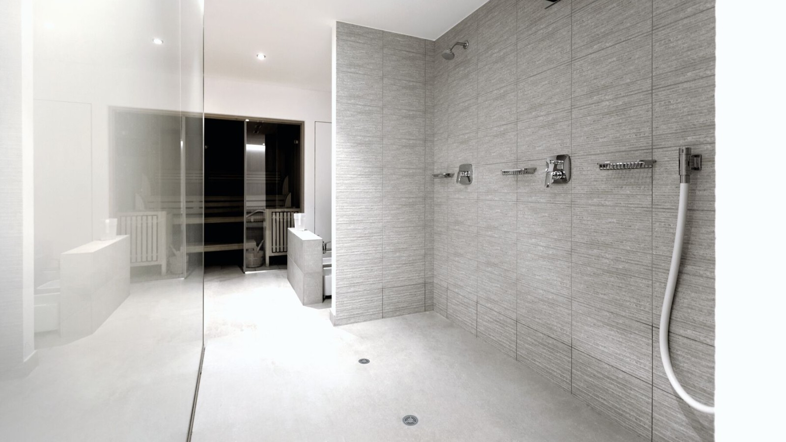 Local sanitaire semi-public avec douche en vinyle (PVC) Geberit avec bonde pour douche de plain-pied