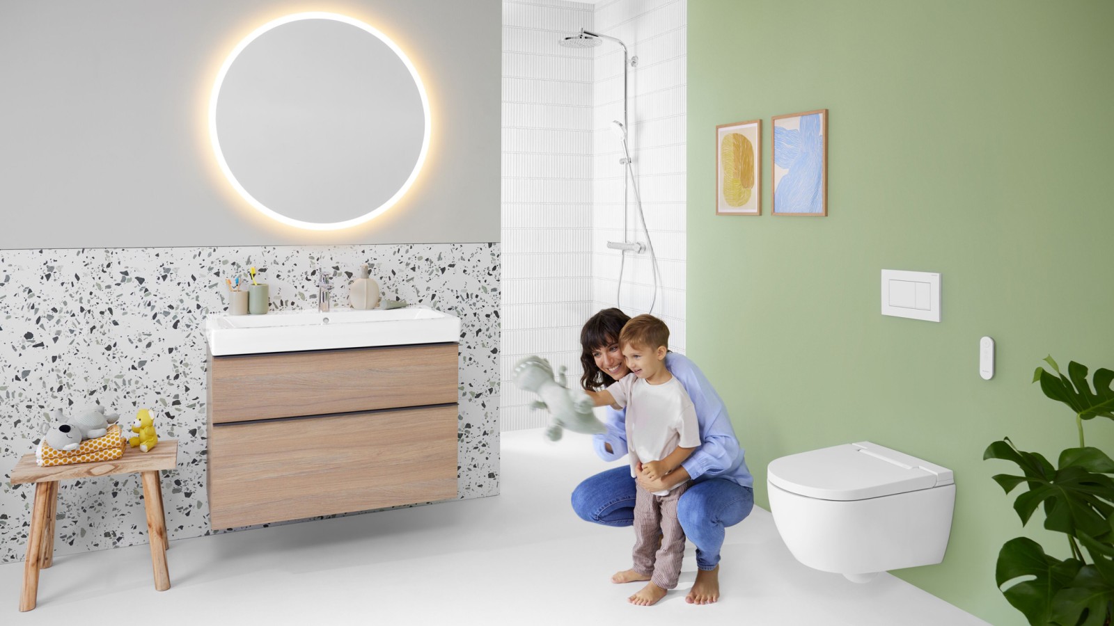 Geberit AquaClean Alba met vrouw en kind in de badkamer Geberit AquaClean Alba met vrouw en kind in de badkamer