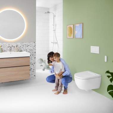 Vrouw en kind in een kleurrijke badkamer met Geberit Option spiegel