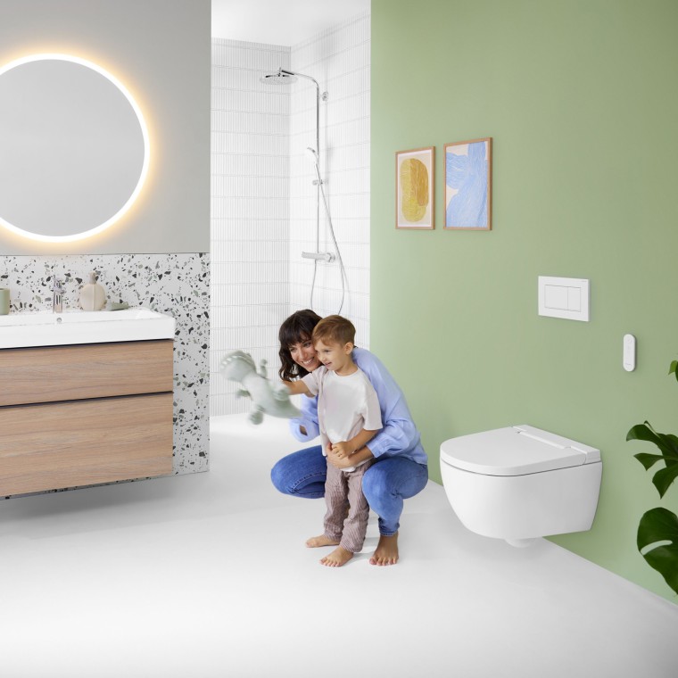 Vrouw en kind in een kleurrijke badkamer met Geberit Option spiegel Vrouw en kind in een kleurrijke badkamer met Geberit Option spiegel