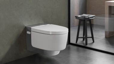 De Geberit AquaClean Mera past dankzij zijn design harmonieus in het decor van de badkamer.