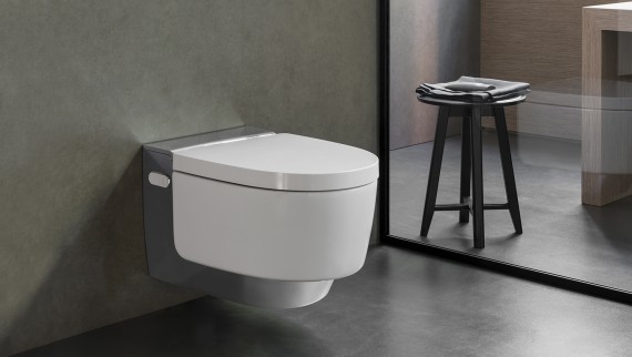 Grâce à son design, le Geberit AquaClean Mera s'intègre harmonieusement dans le décor de la salle de bains.
