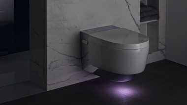 Geberit AquaClean Mera en chrome avec l'éclairage d'orientation